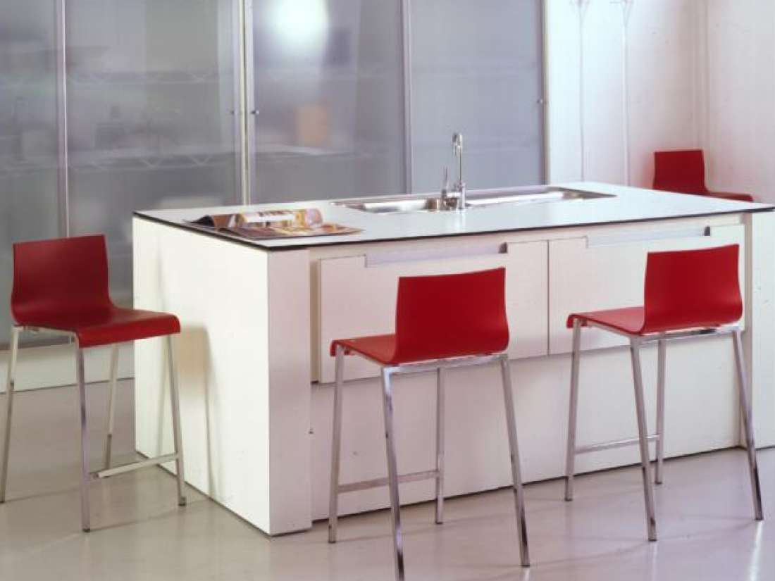 tabouret de bar rouge avec table blanche