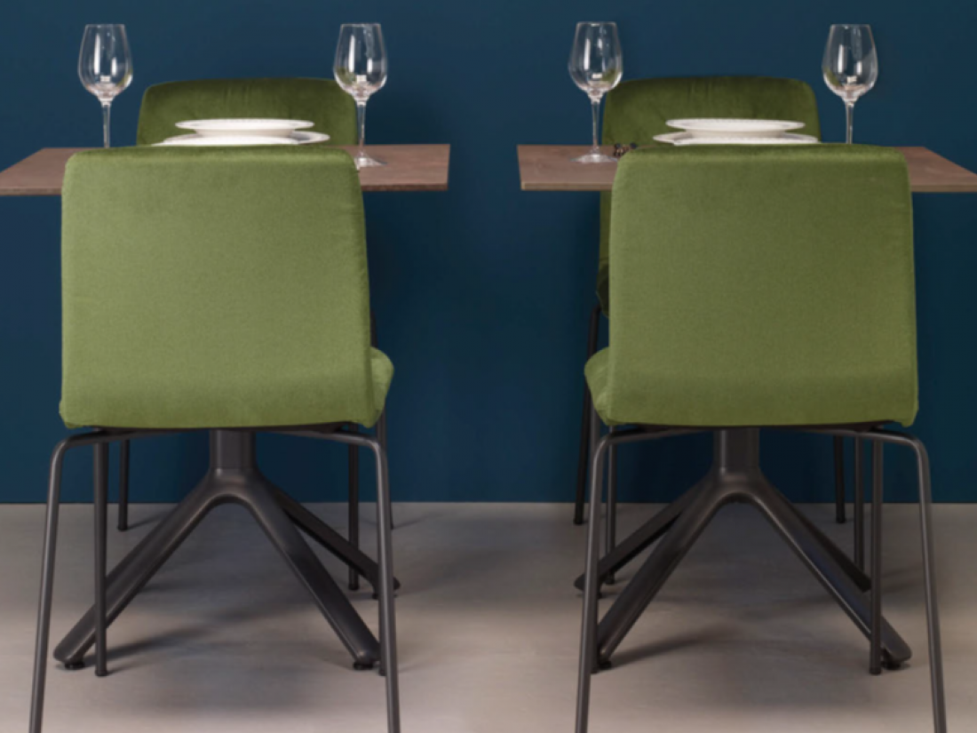 Mobilier cafeteria Idea and Ko chaisses vertes