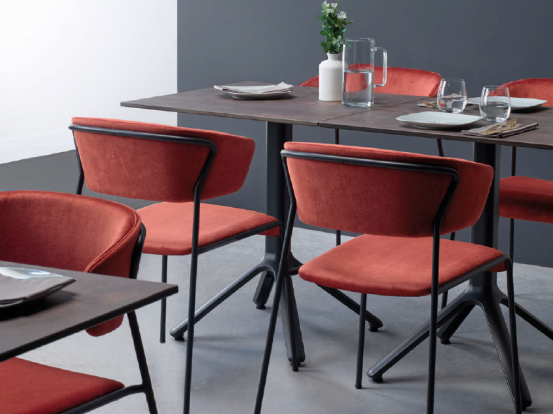 Mobilier cafeteria Idea and Ko chaisses rouges