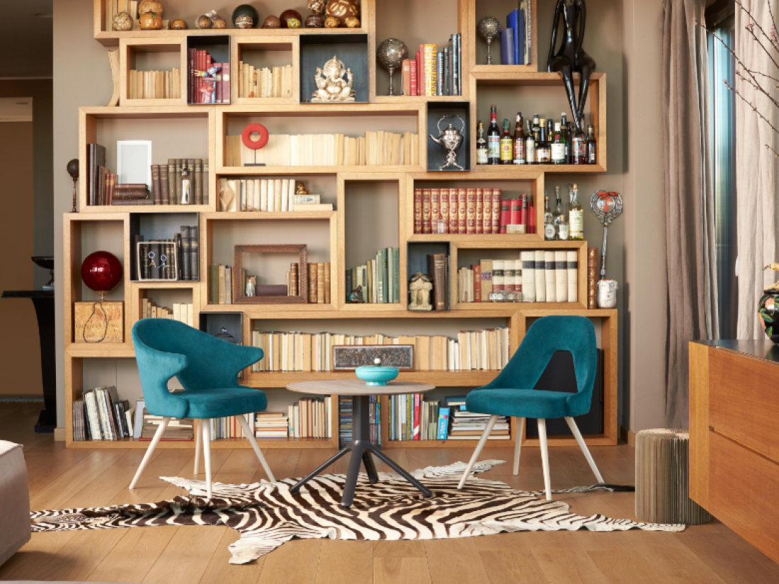 Mobilier cafeteria et restaurant avec bibliothèque en fond