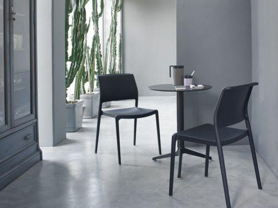 Chaises simple colorie noire