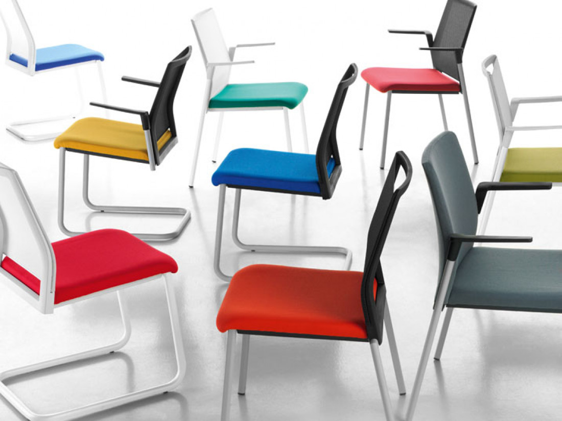 Ensemble de chaisses de différeentes couleurs