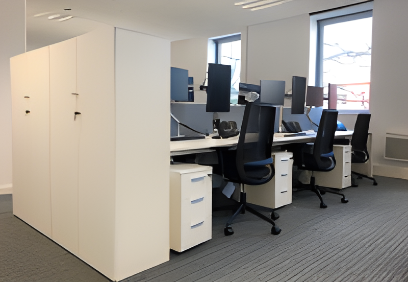 armoire devant bureau bench