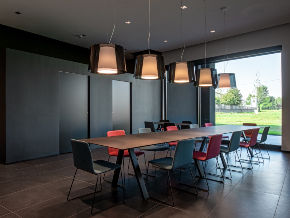 KAIRA, Tables de réunion contemporaines Tables de conférence stylisées Tables de réunion modernes Tables de conférence sophistiquées Tables de réunion haut de gamme Tables de conférence élégantes Tables de réunion chic Tables de conférence épurées Tables de réunion tendance Tables de conférence raffinées Tables de réunion artistiques Tables de conférence minimalistes